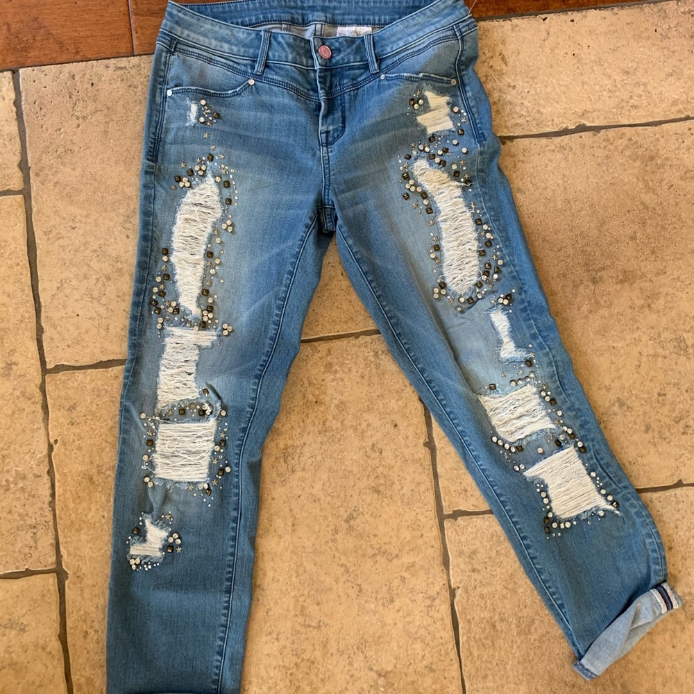 BEbe distressed jeans with sequin and garments